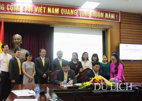 Ông Nguyễn Thái Bình - Chánh Văn phòng Bộ VHTTDL và ông Chu Quang Hào - Tổng Giám đốc Tổng Công ty Bưu điện Việt Nam thực hiện nghi thức ký kết Thỏa thuận hợp tác